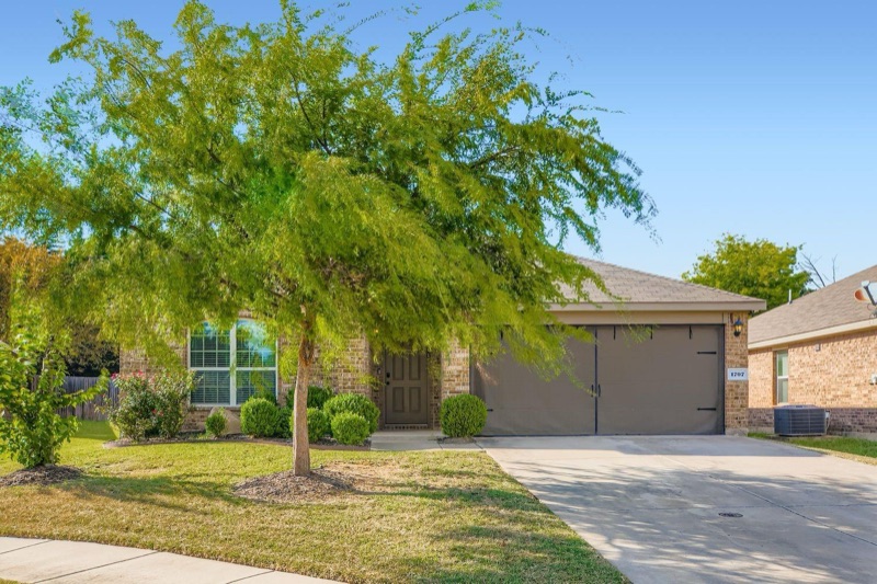 Home on Eagle River  Trail, Lancaster, TX