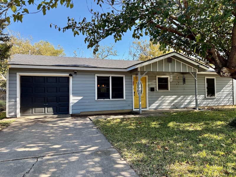 Home on NW Renfro St, Burleson, TX