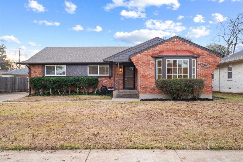 Home on Leaside Dr, Dallas, TX