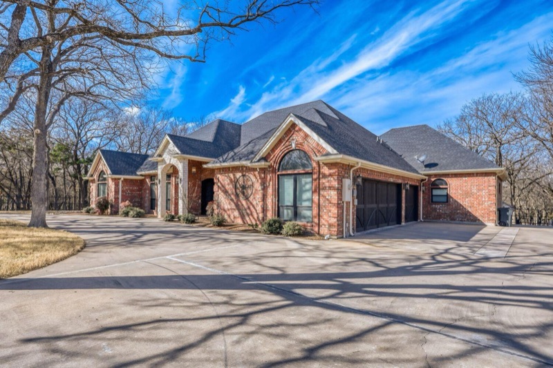 Home on Westover Dr, Granbury, TX