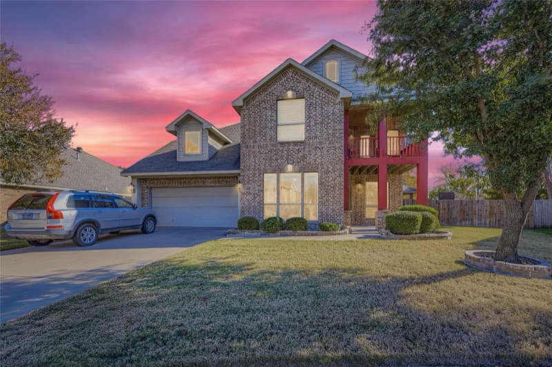 Home on Lorient Dr, Mansfield, TX